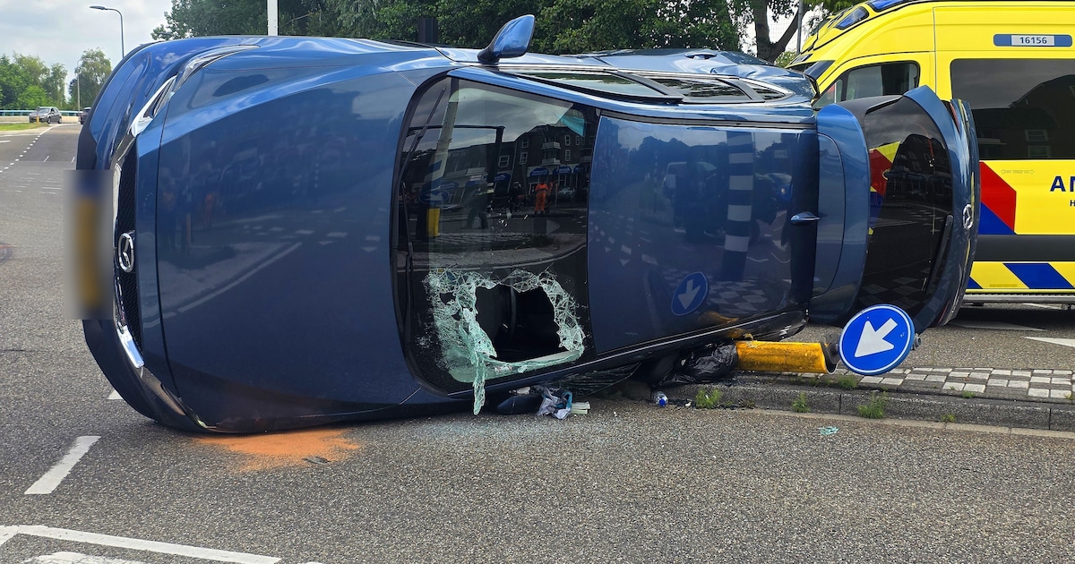 Auto op zijn kant na ongeval op de Bodegraafsestraatweg in Gouda