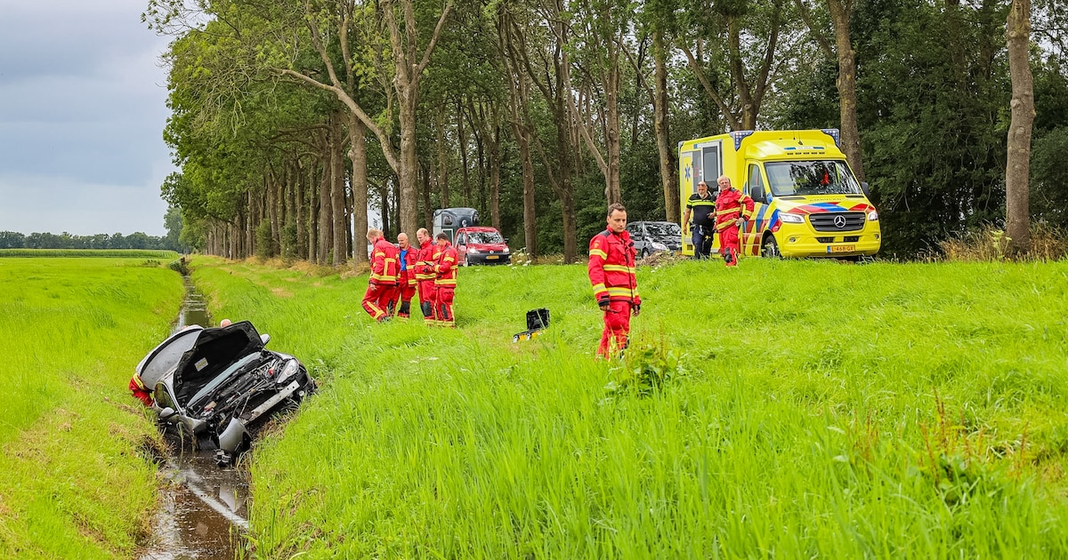 Auto belandt in sloot langs N980 bij Zuidhorn