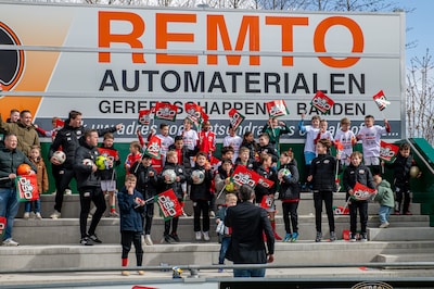 Voetbalvereniging DSO opent nieuwe tribune langs het hoofdveld