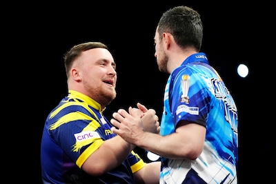 Beste finale ooit: Luke Littler wint Premier League Darts na zenuwslopende eindstrijd met Luke Humphries