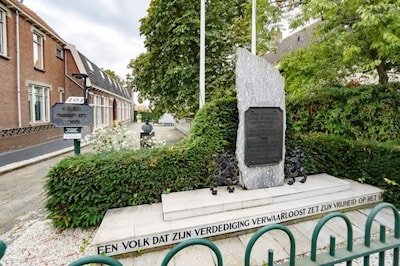Ridderkerk herdenkt capitulatie van Nederland bij oud schoolgebouw