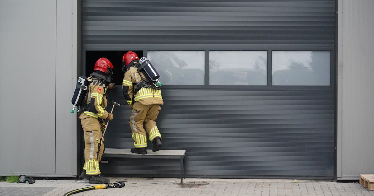 Politie onderzoekt bedrijfspand aan Het Weerijs in Dronten na brandmelding