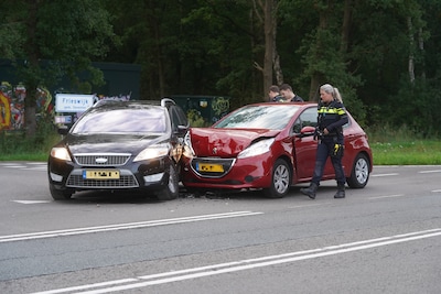 Twee auto’s botsen op Raalterweg bij Deventer, kinderen krijgen knuffelbeertje van politie