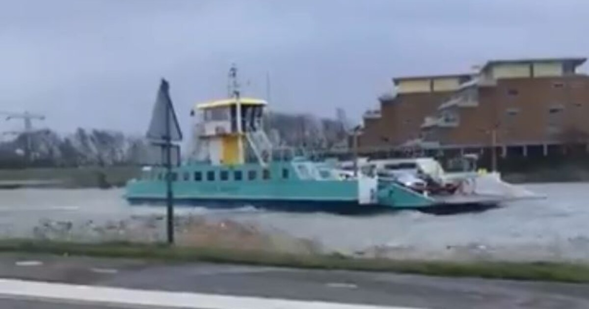Schipper trotseert storm met pont op het Spui