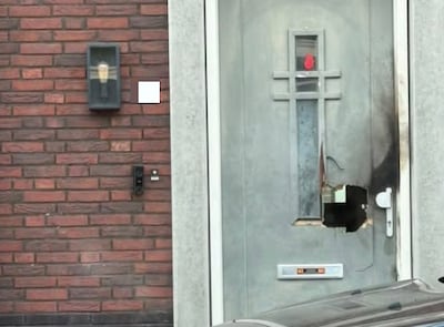 Zundertse schrikt ’s nachts wakker van harde knal bij voordeur, gemeente plaatst maandenlang camera 