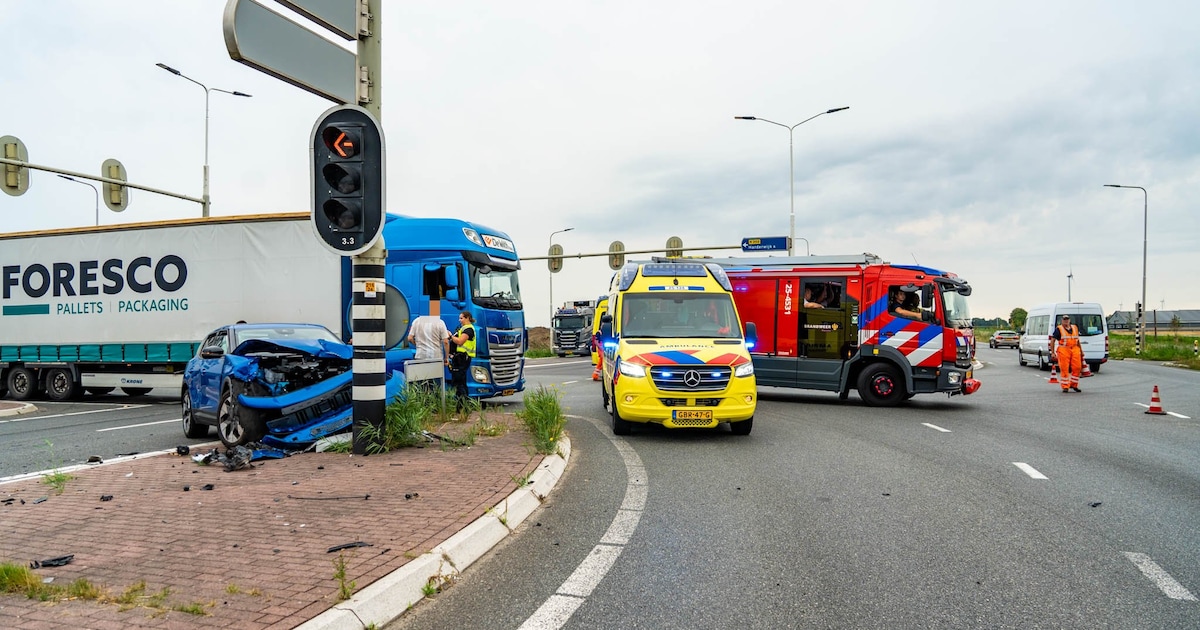 Twee auto’s zwaar beschadigd na botsing op kruising in Zeewolde