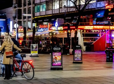 Vrienden veroordeeld na misbruiken vrouw die van Stadhuisplein werd geplukt, zwaardere straffen dan geëist