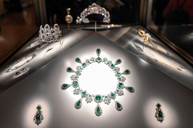 De smaragden collier en smaragden oorbellen van keizerin Marie-Louise in het Louvre.