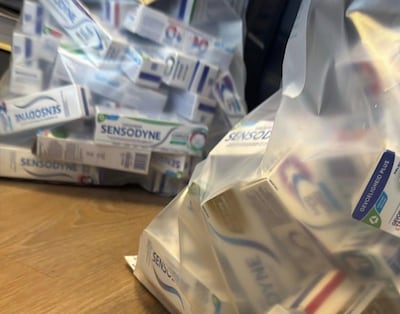 Bijzondere vondst bij verkeerscontrole: 130 tandpastatubes in een voertuig zonder ‘duidelijke verkla