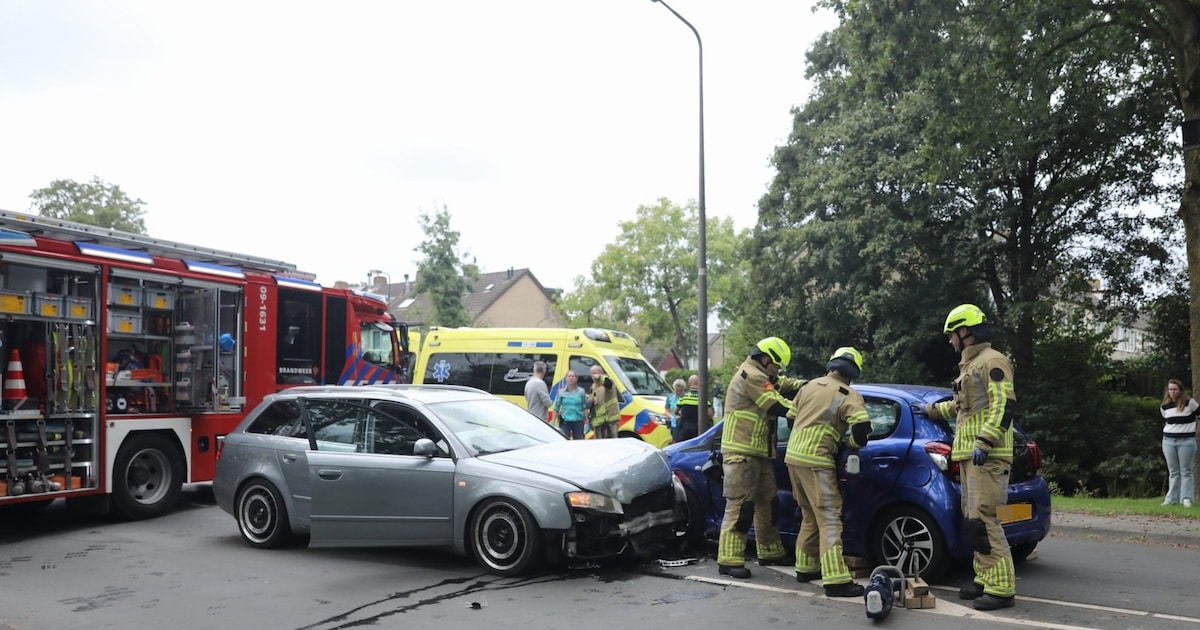 Botsing in Eemnes: brandweer bevrijdt bestuurder uit auto