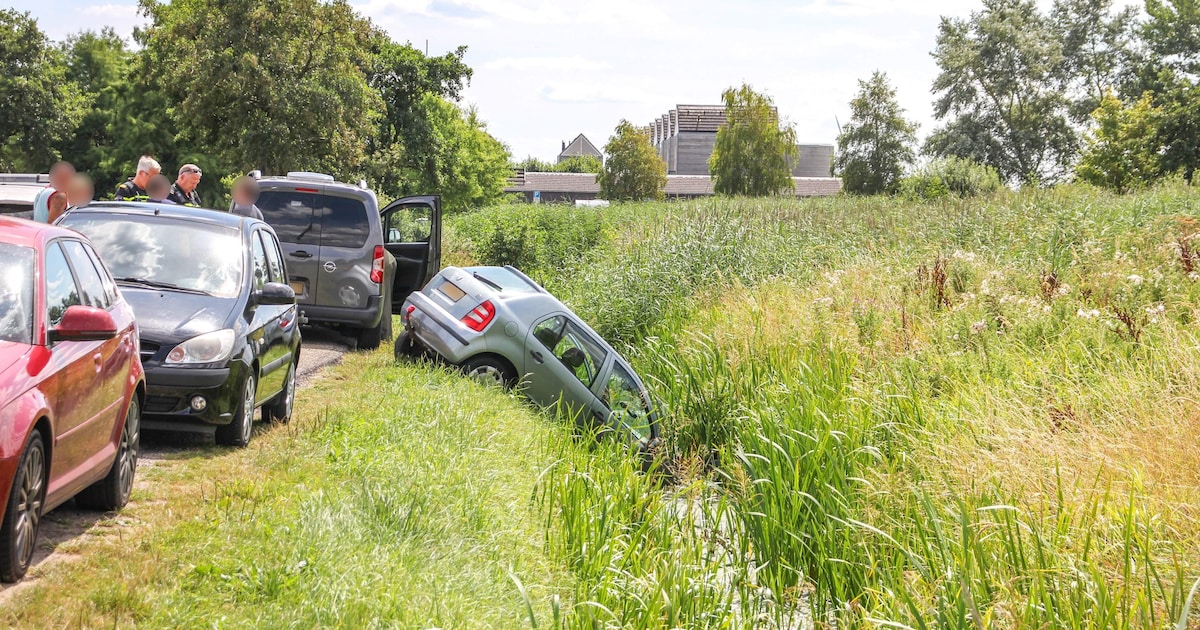 Auto belandt in sloot aan Alddiel in Leeuwarden