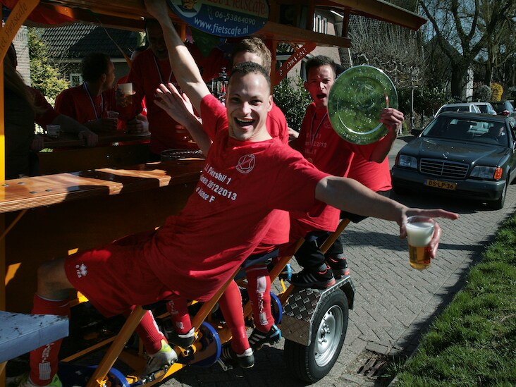 Voetballers rouwen om plots overleden Alex (37): ‘Als hij erbij was, wist je: het wordt heel gezellig’