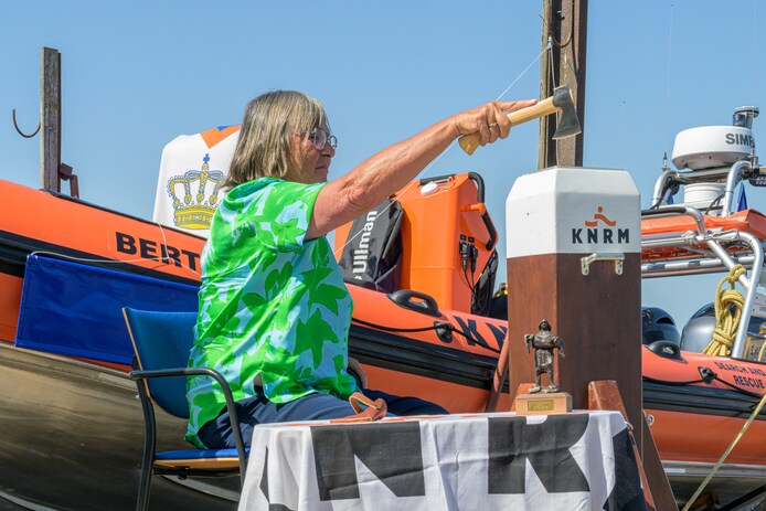 KNRM Marken doopt nieuwe reddingboot 'Bertien' | Waterland | AD.nl