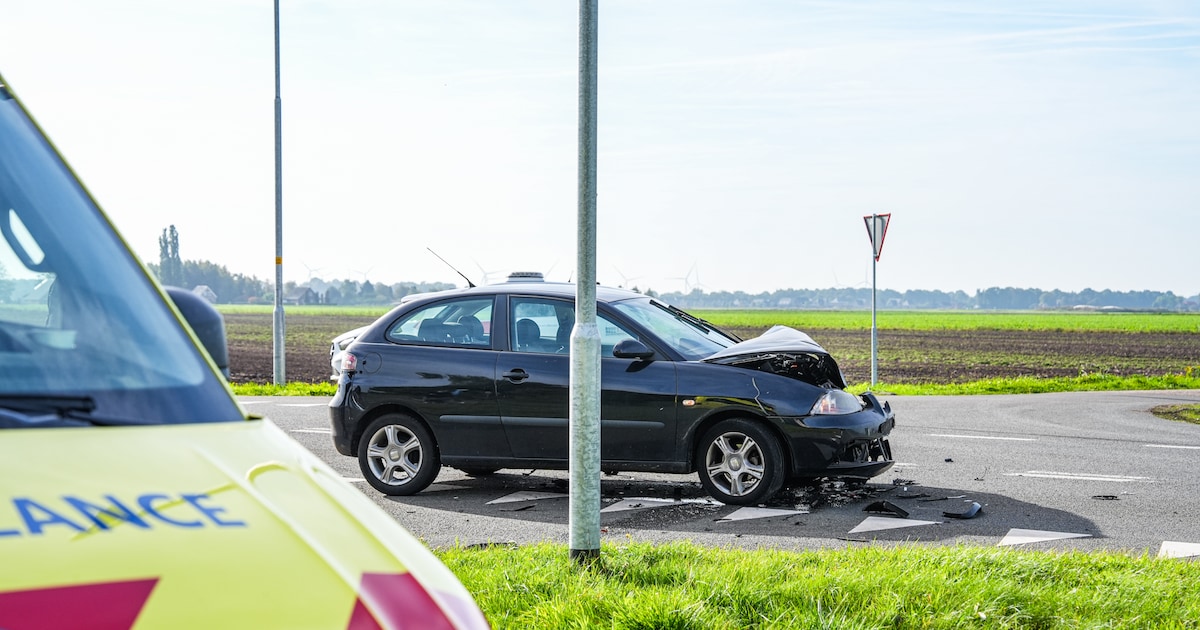 Forse aanrijding op kruising in Valthermond met veel schade