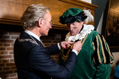 Wijnand van Geel ontvangt Johan de Wittspeld voor decennialange inzet rond Sinterklaas in Dordrecht