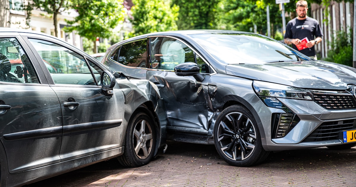 Aanrijding tussen twee auto's op de Mauritsstraat in Groningen
