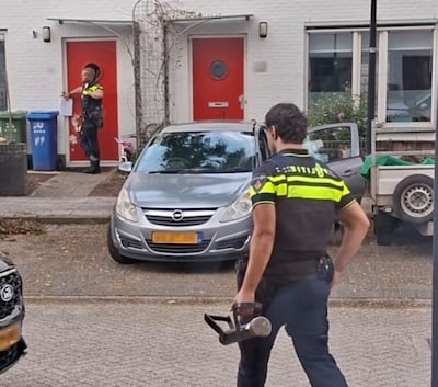 Politie ramt deur in Nieuwland open met stormram en neemt persoon mee