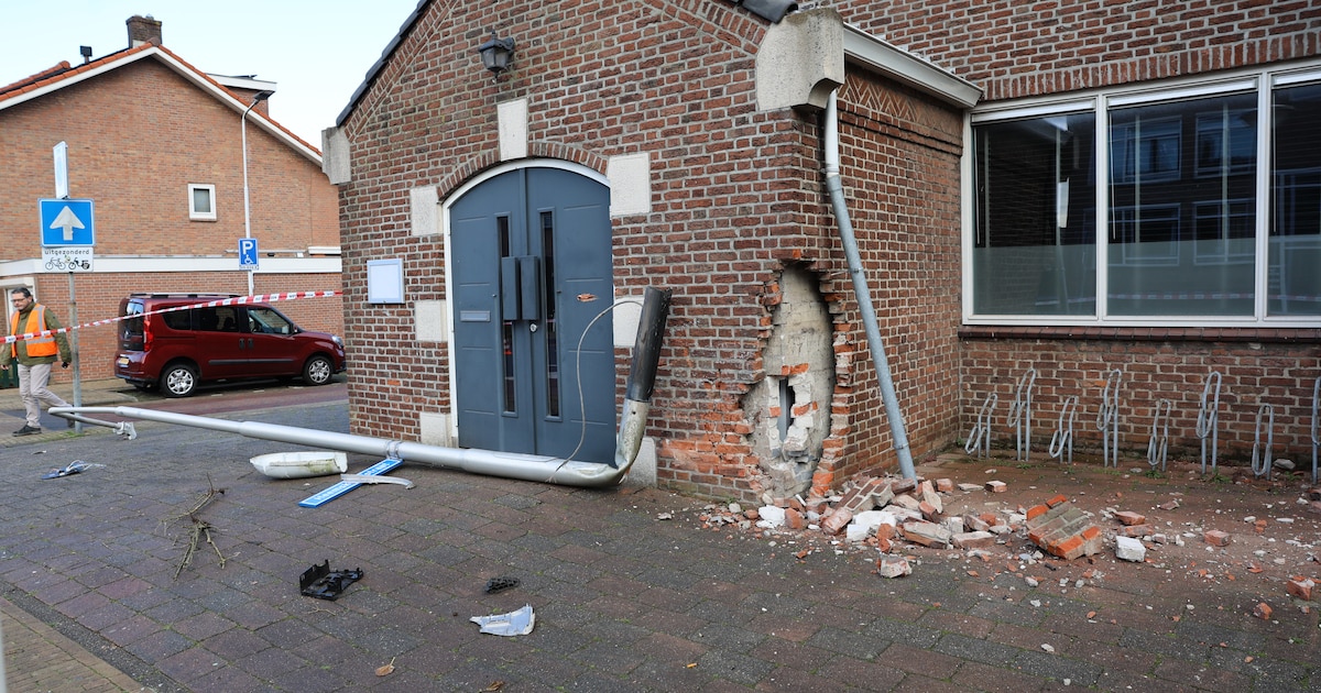 Auto ramt paal en kerkmuur in Zoetermeer: bestuurder gewond