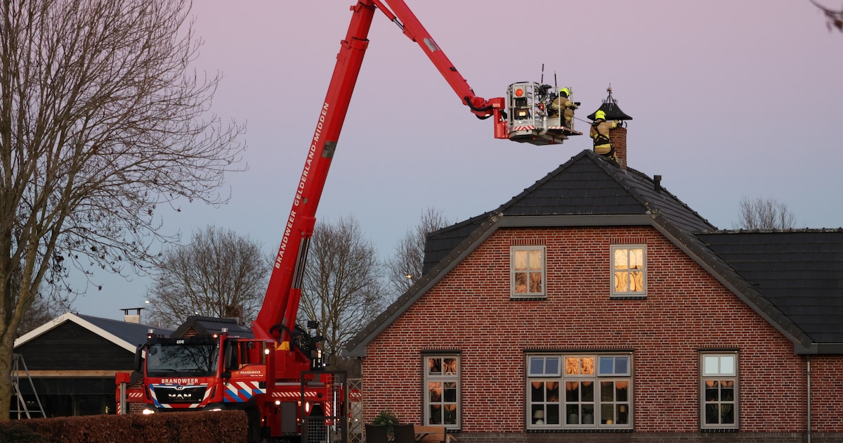 Brandweer ingezet voor schoorsteenbrand aan de Meikade in Ede