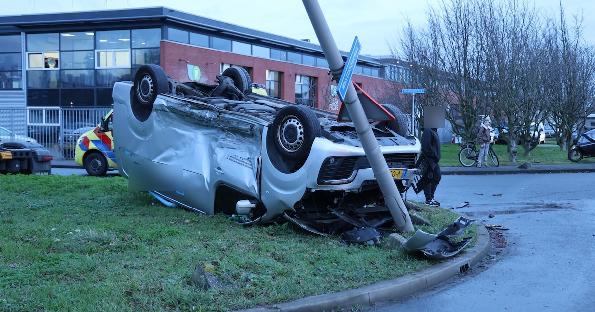 Bestelbus slaat over de kop bij ongeluk in Wateringen, bestuurder gewond