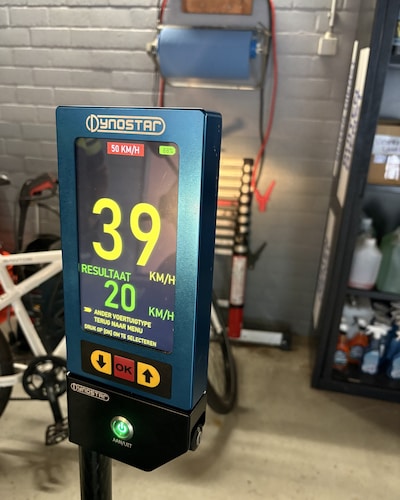 Politie ziet scooter voorbijscheuren, maar dan gaat voertuig ineens langzaam: dit blijkt er aan de h