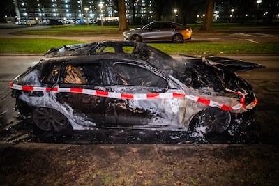 Auto uitgebrand bij bassischool in Arnhem