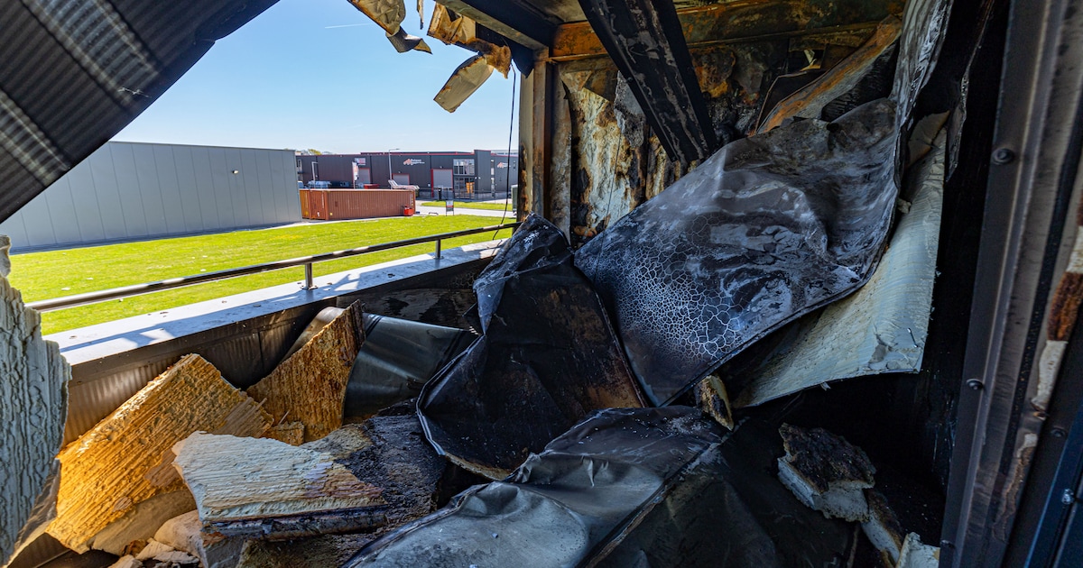 Na nachtelijk telefoontje over brand op Urk zit Dirk de volgende ochtend bij de buren te werken