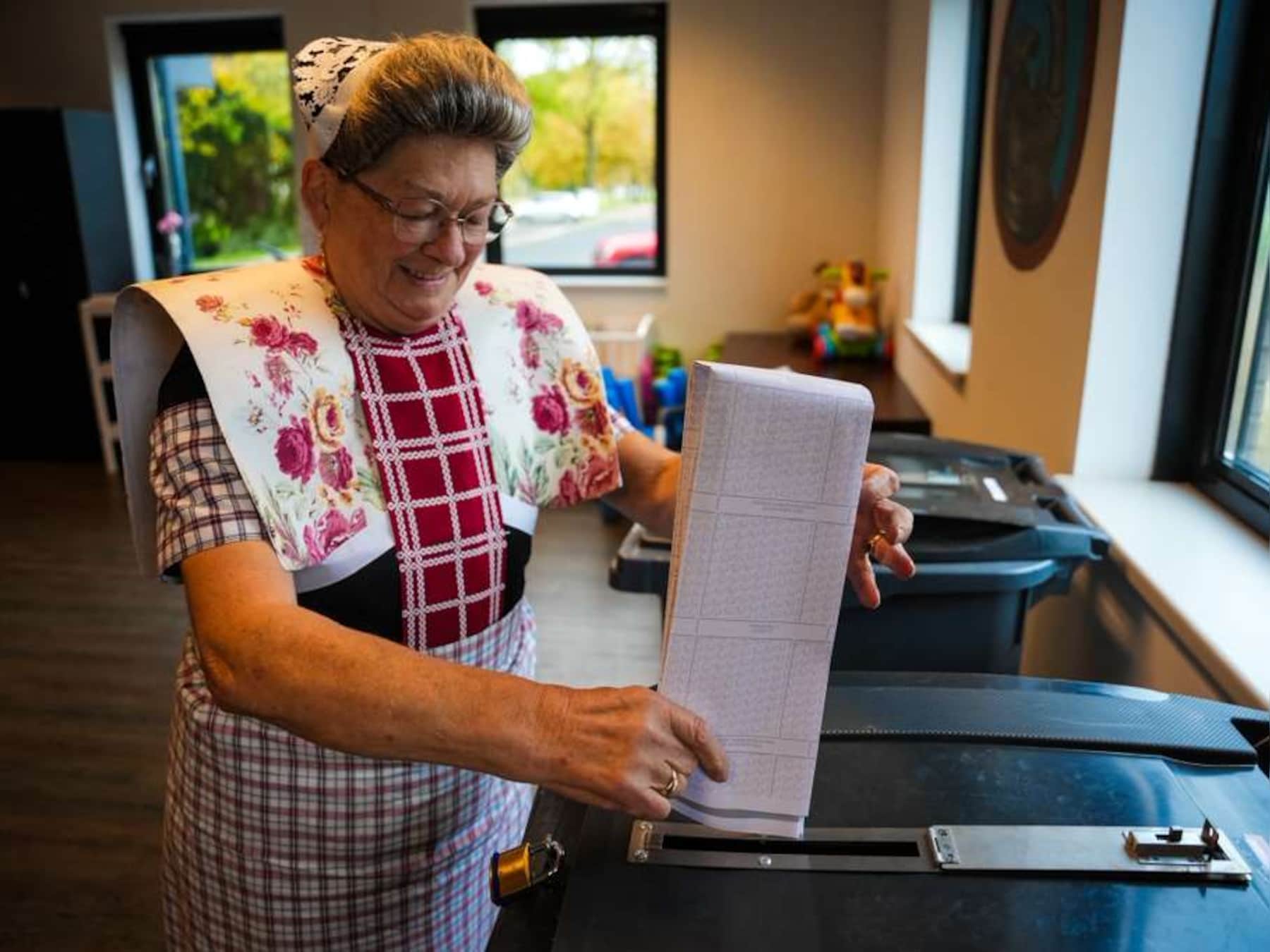 Stemmen in klederdracht: zo brengen Spakenburgers hun stem uit vandaag