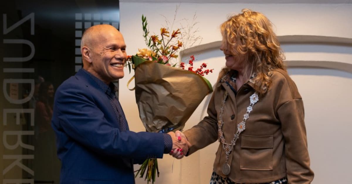 Stadsbeiaardier Frits Reynaert viert jubileum in Enkhuizen