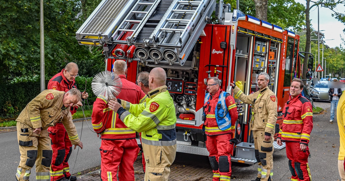 Schoorsteenbrand legt verkeer op Rijksstraatweg in Haren stil