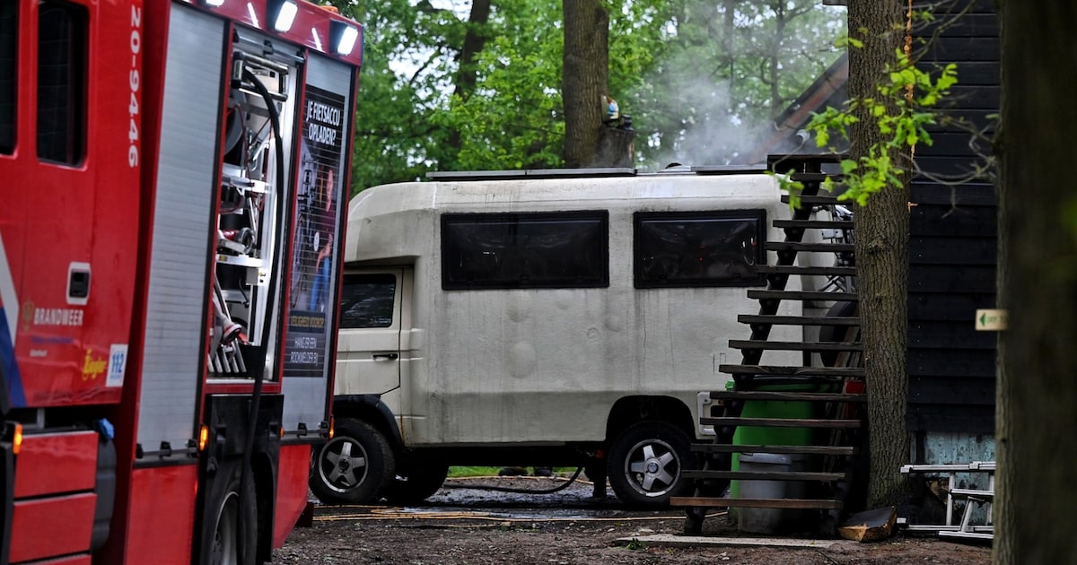 Camper aan de binnenkant flink beschadigd door brand in Tilburg