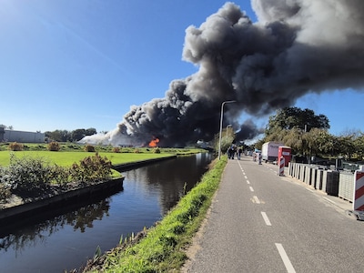 Zeer grote brand in loods vol meubels in Aalsmeer, rookwolken van ver te zien