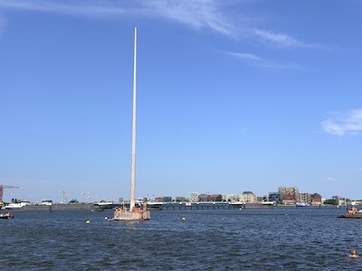 Mystery solved: this is why a 30-meter-high mast is floating in the IJ