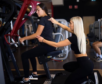 Fleur (25) uit Helmond traint mensen op houding: ‘Ik sta niet langs de lijn te schreeuwen’