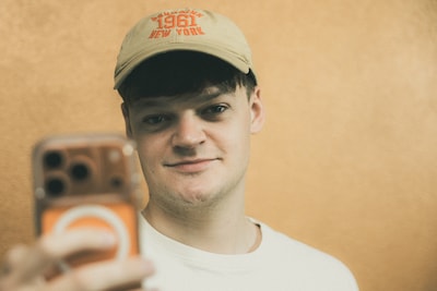 Niek (24) haalt Frans Bauer en Jan Smit naar Zwolle: ‘Ik doe aan modern cabaret’