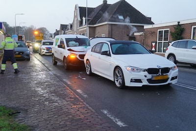 Ongeluk met drie voertuigen in Olst, één persoon raakt gewond