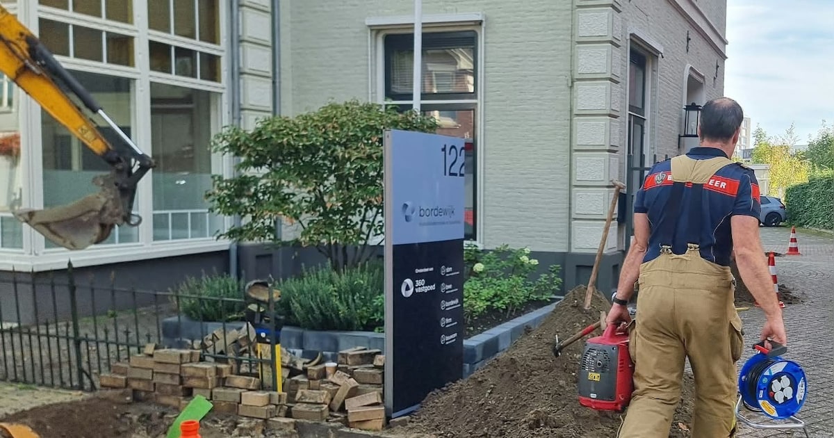 Gasleiding geraakt in drukke straat in Apeldoorn, brandweer met twee wagens uitgerukt