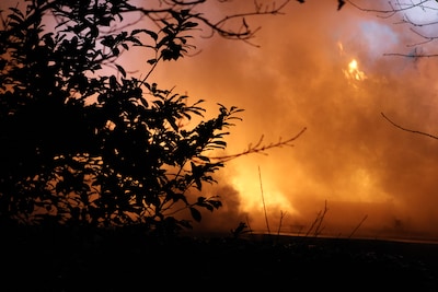 Chalet op vakantiepark vliegt in brand na harde knal: rookwolken van veraf te zien