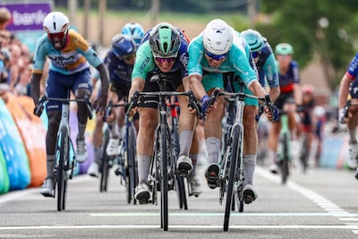 Olav Kooij grijpt net naast ritzege in Renewi Tour, Jasper Philipsen sterkste in sprint