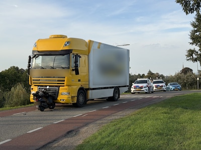 Scooterrijder naar ziekenhuis na botsing met lesvrachtwagen