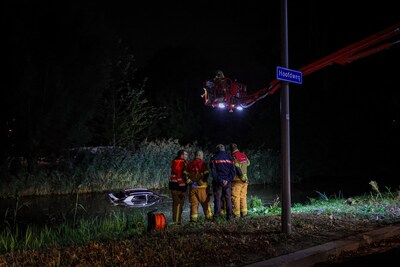 Auto belandt in het water in Rotterdam: bestuurder mogelijk onder invloed