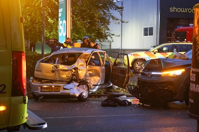 Auto total loss na aanrijding in Ede, straat volledig afgesloten