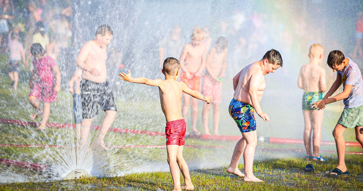 Brandweer zorgt voor waterpret in dorpen en steden tijdens warme dag, Avondvierdaagse aangepast