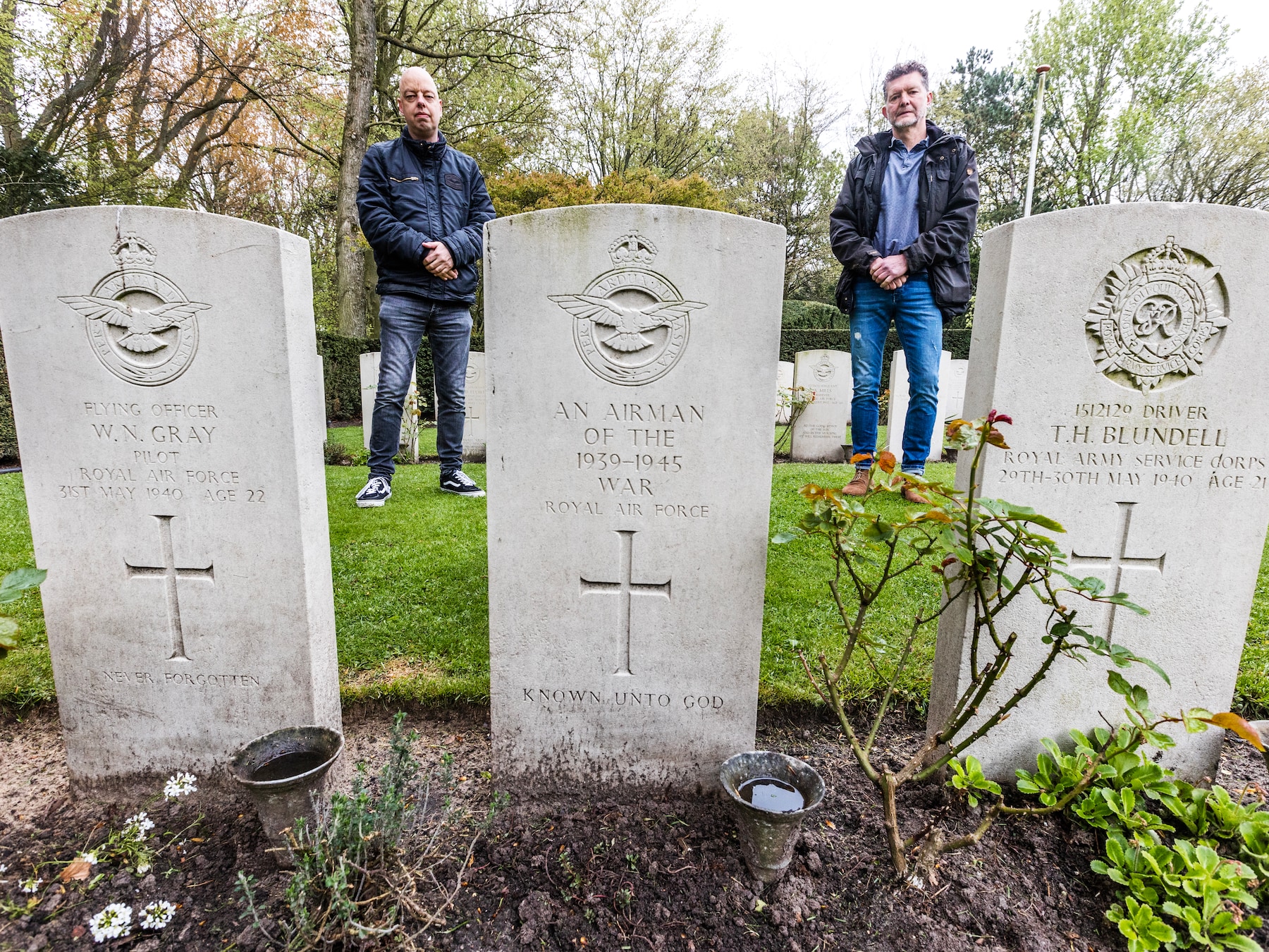 Ronald Vrolijk van Studiegroep Historisch Ockenburg en Charles Brussee van de stichting Nationale Herdenking 's-Gravenhage bij het RAF-graf waar een Duitse marineman in blijkt te liggen.