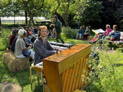 Dansen tussen de fruitbomen tijdens mini-festival op landgoed Bredius