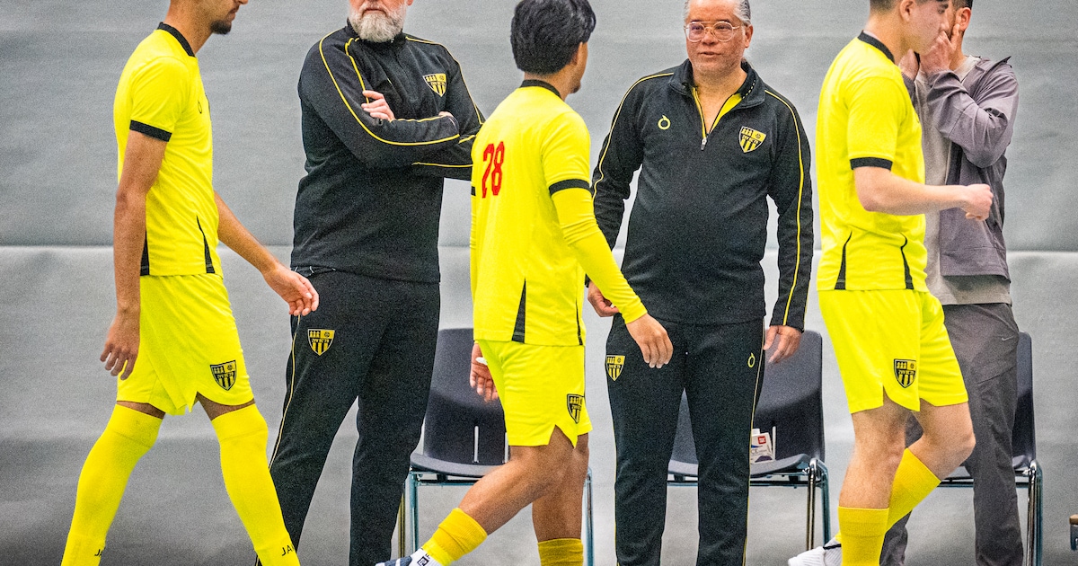 Publiek massaal het veld op: scheidsrechter staakt zaalvoetbalwedstrijd in Tilburg