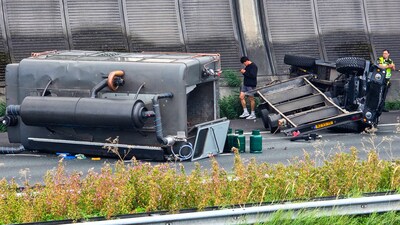 Foodtruck gekanteld bij ongeval op A16, flinke file voor de Drechttunnel