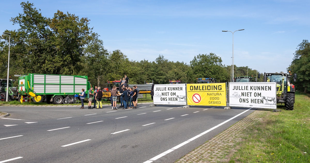 Blokkade door boeren van provinciale weg onderaan Lemelerberg voorbij