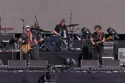 Rockband Modest Mouse weert gitarist van tour na ongepaste berichten aan minderjarige