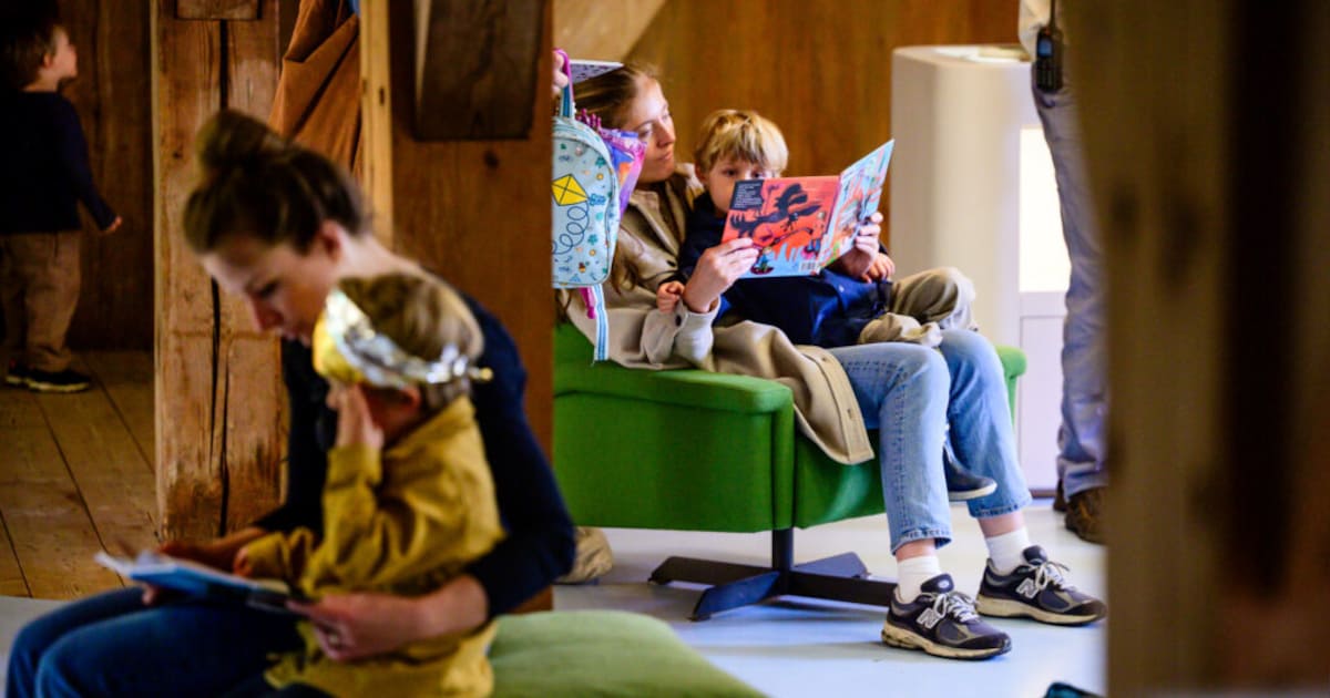 Voorlezen op de zolder van Landhuis Oud Amelisweerd in Bunnik